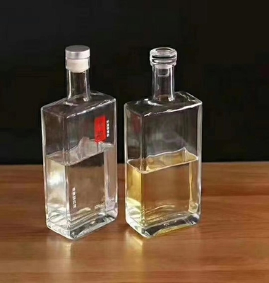 Προσαρμοσμένο σχεδιασμό 500ml 750ml τετραγωνικό γυάλινο μπουκάλι βότκα με καπάκι