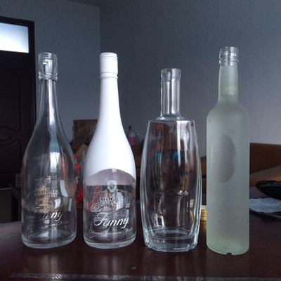 750 ml Super Flint Glass Flask Beverage σε Ματ Μαύρο και Λευκό με Προσαρμοσμένη Ετικέτα