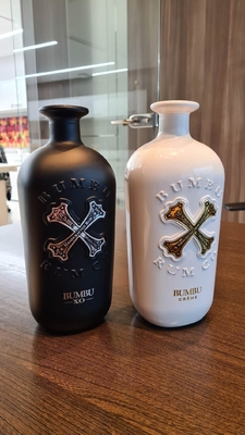 750 ml Super Flint Glass Flask Beverage σε Ματ Μαύρο και Λευκό με Προσαρμοσμένη Ετικέτα