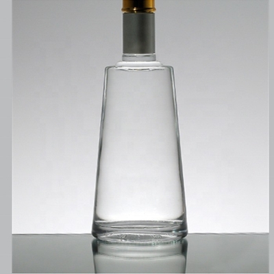 700 ml τετράγωνο μπουκάλι γυαλιού ουίσκι με κρυστάλλινο λευκό υλικό γυαλιού και ανάγλυφο στυλ