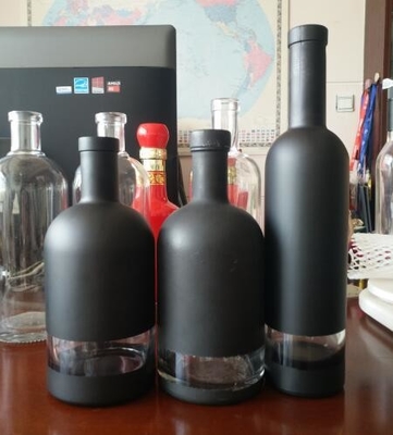 Ιδιωτικό εργοστάσιο 750 ml Μπουκάλια κρασιού από μαύρο γυαλί για κρασί/ελαιόλαδο/ουίσκι σε συσκευασία από χαρτόνι