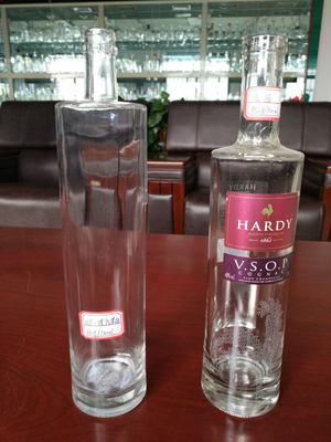 750 ml Μπράντυ Ουίσκι Τζιν γυάλινο μπουκάλι με υλικό Super Flint και προσαρμόστε το σχέδιο
