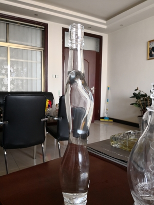 350 ml 500 ml 750 ml προσαρμοσμένο γυναικείο γυάλινο μπουκάλι σε σχήμα σώματος για ποτό αλκοόλ